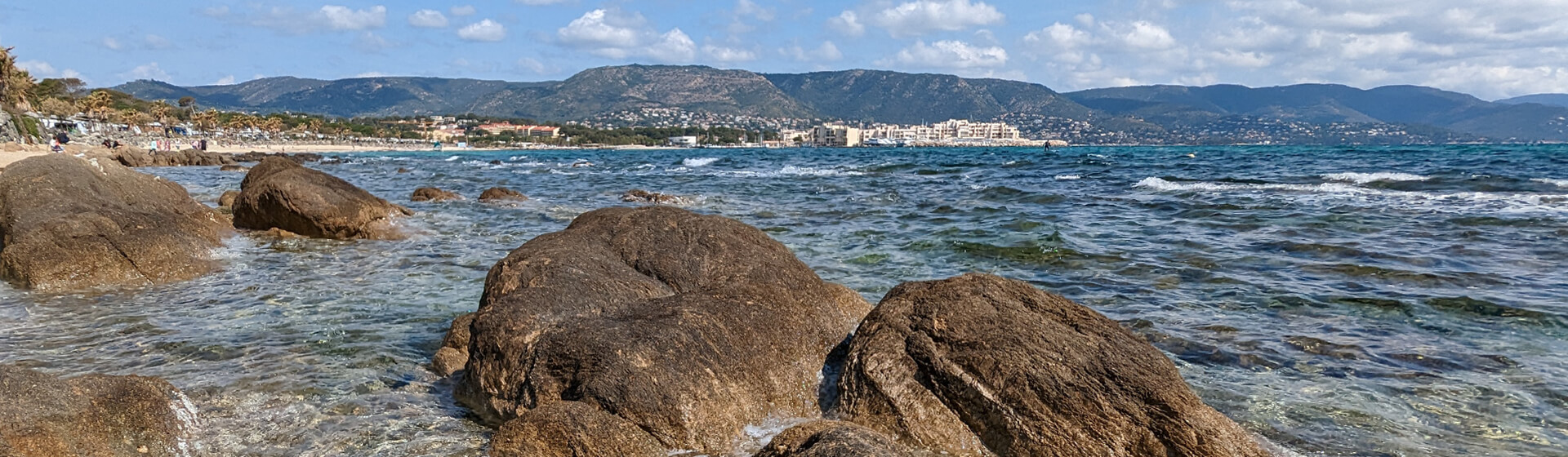 vue sur la marina de Bormes les mimosas depuis la plage du camping